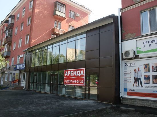Торговый центр в Новотроицке прилип к фасадам жилых домов 