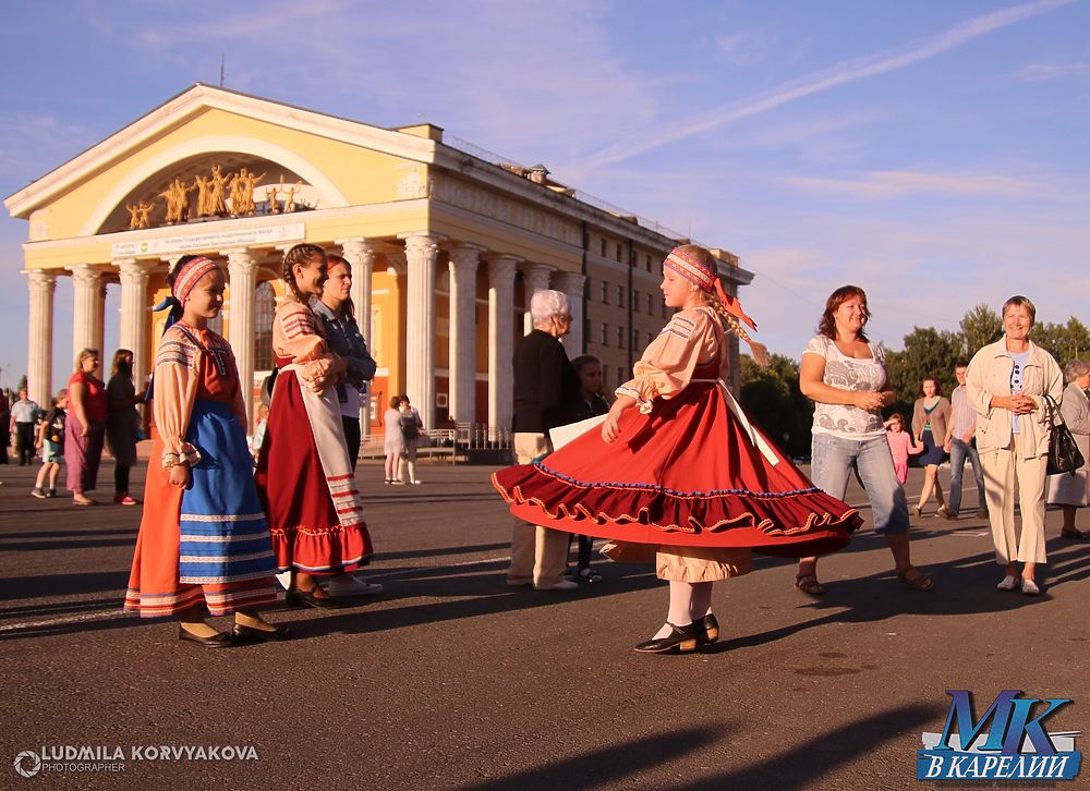 Встаньте в крууг: Петрозаводчане станцевали самый массовый национальный карельский танец