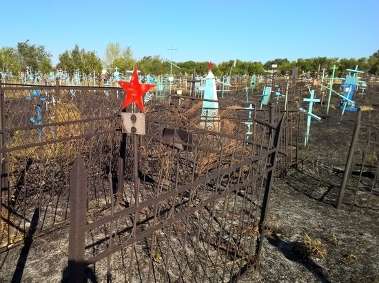 Выгорела сухая трава на нескольких квадратных метрах кладбища, которая покрывала и сами могилы