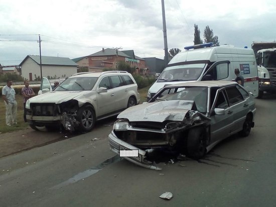 На Шарлыкском шоссе в Оренбурге авария двух легковушек стала причиной большой пробки 