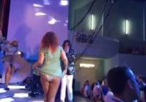Певец Филипп Киркоров разместил в Интернете короткий ролик со своего выступления в Анапе, во время которого на сцену выбежала его страстная поклонница и задрала подол платья