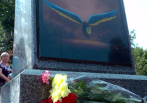 В центре Киева появился памятник в виде меча, вонзенного в карту России – об этом сообщают ведущие украинские СМИ