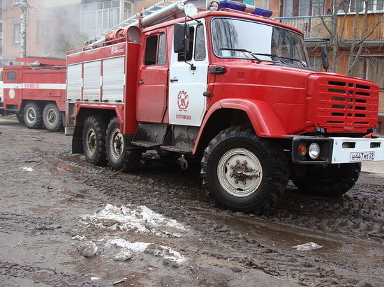 В тушении возгорания спасатели задействовали пожарный вертолет