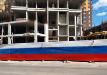 Одним из примеров неуместного использования является покраска забора вокруг печально известной стройки на улице Тимирязева в цвета российского триколора