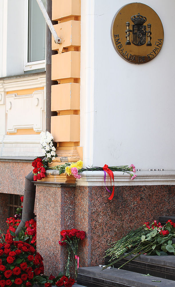 Москвичи почтили память жертв теракта в Барселоне минутой молчания