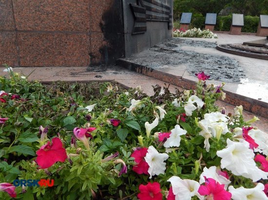 В Новотроицке дети подожгли венки у мемориала «Вечно живым» 