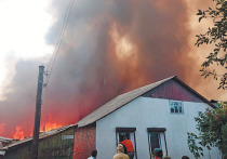 Сильнейший пожар захватил несколько десятков домов в центре Ростова-на-Дону на улице Нижегородской