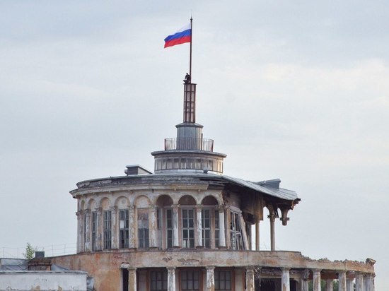 Над речным вокзалом в Твери взвился российский флаг