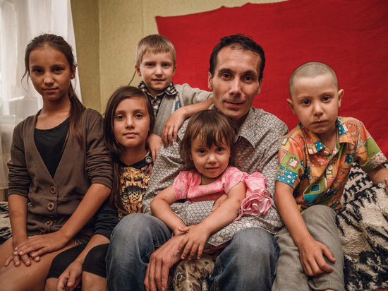 Чиновники вынуждают отца пятерых детей вывезти их из страны