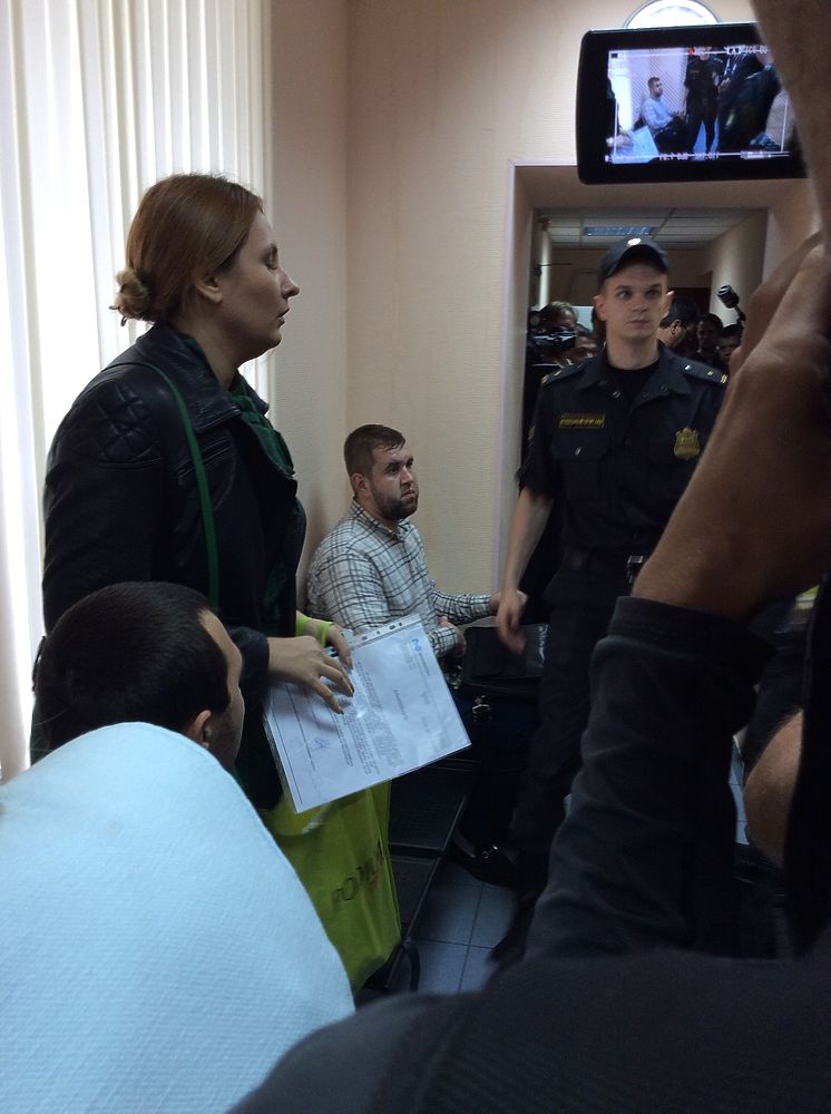 "Десантник", избивший журналиста НТВ, буквально ликовал в суде 