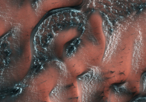 На сайте американского аэрокосмического агентства NASA был опубликован снимок, на котором оказались запечатлены покрытые снегом марсианские дюны