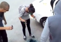 Полиция Хабаровска проверяет видео, где таксист "умывает" пассажиров-зайцев зеленкой