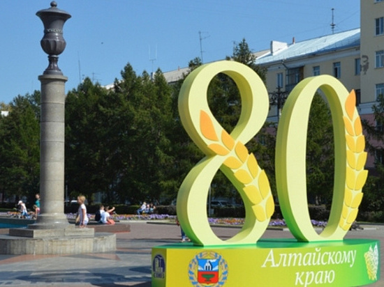 В Барнауле установили четырехметровую цифру на Нулевом километре