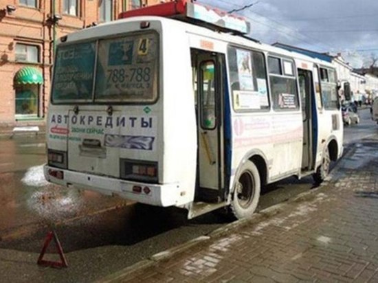 В Томске  двухлетний мальчик,  выбежав на дорогу, попал под маршрутный автобус