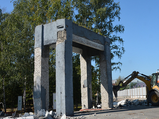 В Барнауле производят демонтаж ограждения парка «Центральный»