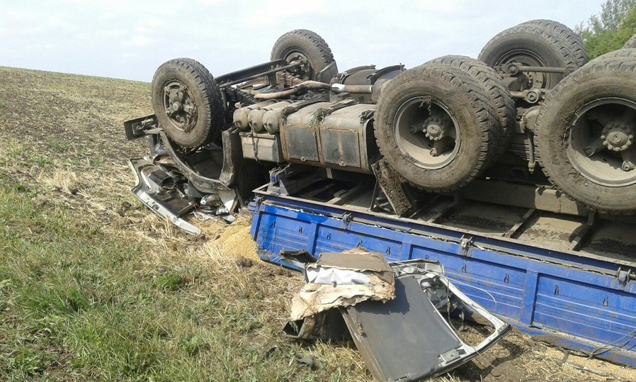 Камаз груженый перевернулся. Камаз 6520 разбитый. Аварии камазы переворачиваются. Перевернутый камаз. Дтп комсомольск-на-амуре.