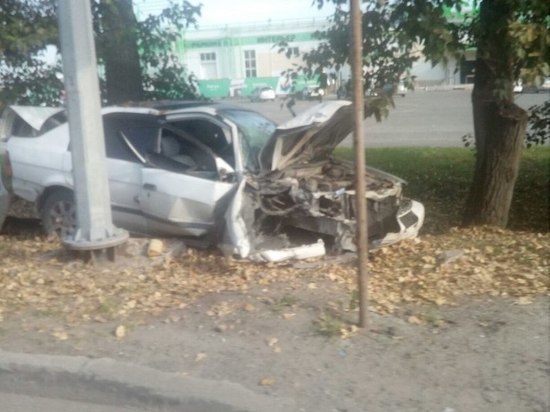 ДТП в Барнауле: автоледи на иномарке протаранила электроопору