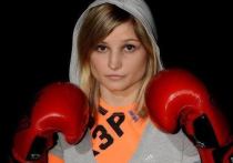 Чемпионка мира по боксу в полулегком весе по версии Всемирной боксерской федерации (WBF) неожиданно скончалась в возрасте 26 лет, сообщает сайт Geo.tv