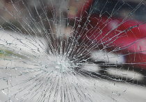 Порталу «АвтоВзгляд» стал известен способ, с помощью которого автовладелец может взыскать со страховой компании деньги на ремонт лобового стекла в рамках ОСАГО, даже если оно было разбито вылетевшим из-под колес другой машины камнем
