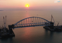 Железнодорожная арка Кpымского моста поднята на фарватерные опоры и надёжно закреплена на проектной высоте 35 метров от воды