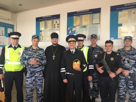На трассе «Крым» угощали яблоками и благословляли на путешествие 