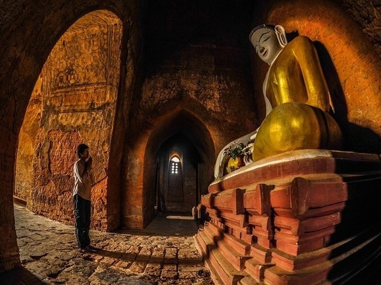 Россиянку посадили в тюрьму в Мьянме за хождение по храму в обуви