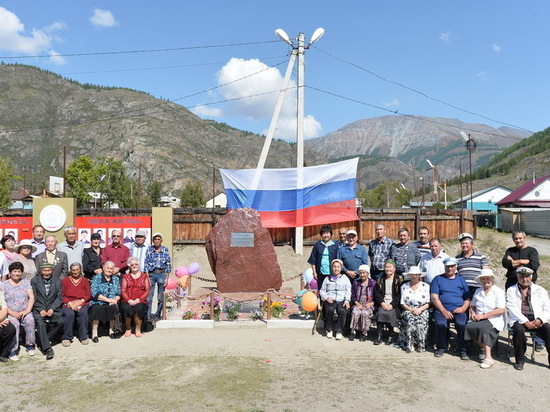 На Алтае открыли памятник горнякам в селе, где добывали ртуть