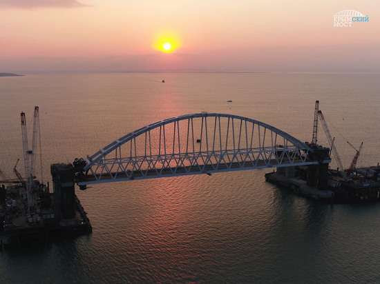 Завершена морская операция по установке арки Кpымского моста
