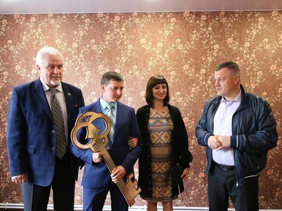 Александр Никитин вручил ключи от новой квартиры молодой семье учителей