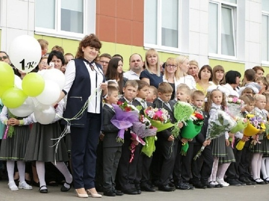 На торжественную линейку в тамбовскую школу Сколково пришли почти две тысячи детей