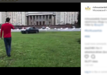 В Сети появилась видеозапись, на которой автомобиль Porsche Cayenne дрифтует на газоне возле главного здания Московского государственного университета. Ролик с очередной выходкой автохамов появился в сообществе  richrussiankids («Богатые русские дети») в Instagram.