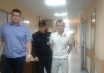 Многочисленная группа поддержки собралась в Солнцевском районном суде Москвы, где в понедельник выносили приговор москвичу Виктору Бутузову, едва ли не четвертовавшему во время уличной потасовки сотрудника МЧС