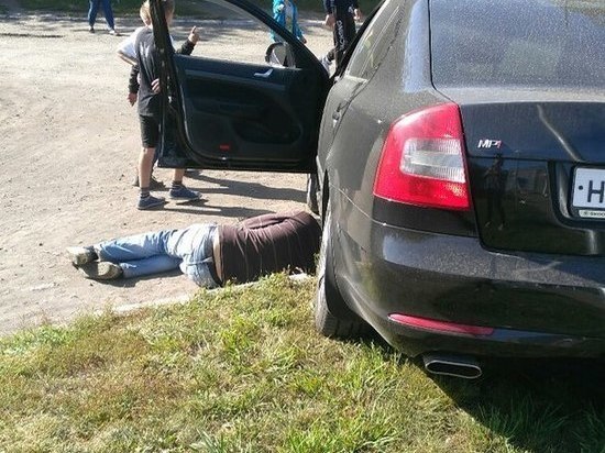 В Барнауле водитель иномарки въехал в столб и уснул на месте ДТП