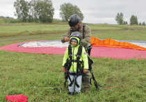 В минувшую субботу новосибирский парапланерный клуб «Вектор» устроил бесплатные полеты для детей, победивших рак