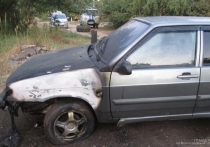 Подростки спалили автомобиль и изрисовали подъезд жительницы Красноармейского района Волгограда