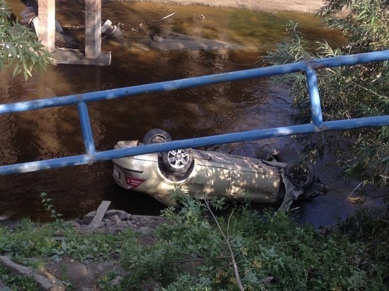 В Барнауле 26-летний водитель на «Форде» слетел в реку с моста