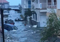 Любимый остров Романа Абрамовича  Сен-Барт (Сен-Бартелеми), где находится вилла олигарха, оказался «снесен» страшным ураганом Ирма