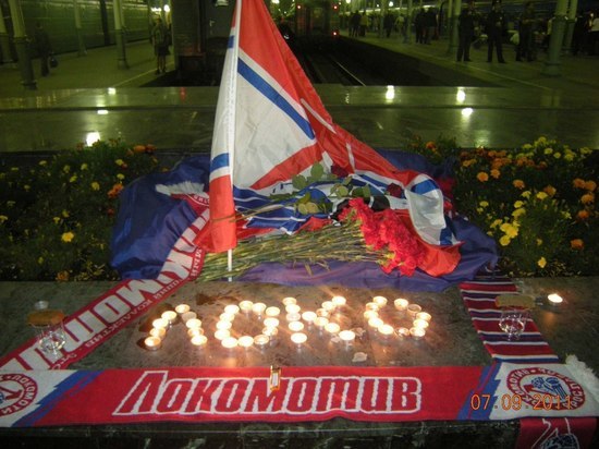 Шесть лет трагедии: калужские болельщики в Ярославле почтили память хоккеистов "Локомотива"