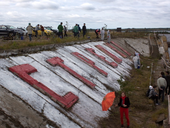 Нижегородцы-добровольцы выкрасили буквы на нижегородской Стрелке