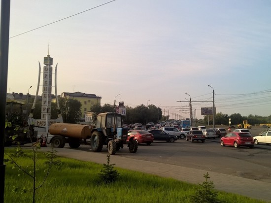 На улице Чичерина в Оренбурге из-за дорожных работ скопилась пробка 