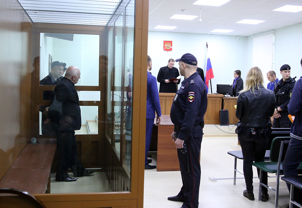 Суд дал 12 лет Петросяну, захватившему заложников в московском банке 
