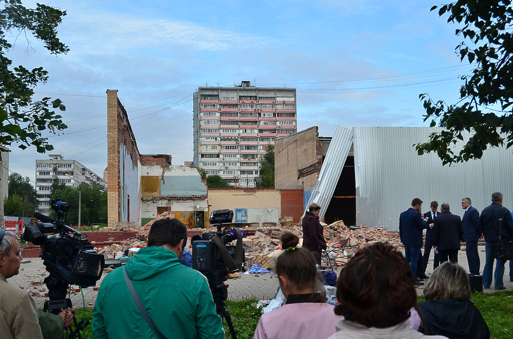 Посмотреть на рухнувший кинотеатр в Балашихе собрался весь город