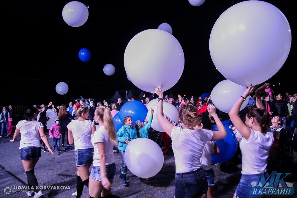 Горячие танцы и огромные шары: чем петрозаводчан удивил  уличный перфоманс