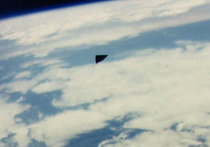 Изучая снимки, сделанные астронавтом на орбите Земли, уфологи, по их собственным словам, заметили треугольный НЛО