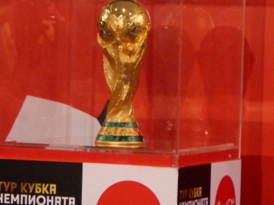 Кубок ФИФА, весом 6,142 кг, выполнен из золота и малахита