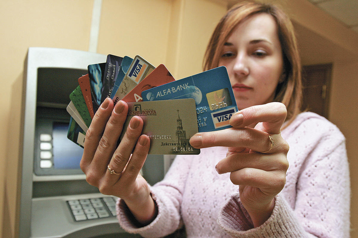 Навязывание карт. Рынок кредитных карт. Фото кредитных карт. Кредитная карта фото. Много кредиток.