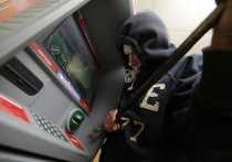 Парни надеялись вскрыть банкомат в одном из магазинов Светлоярского района с помощью бензореза, однако их спугнул охранник