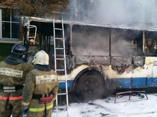 В Смоленске прямо на линии загорелся троллейбус В Смоленске прямо на линии загорелся троллейбус