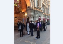 Сотни москвичей и гостей столицы во второй половине дня среды не смогли попасть в ГУМ из-за анонимных звонков о минировании, в том числе на главной площади страны