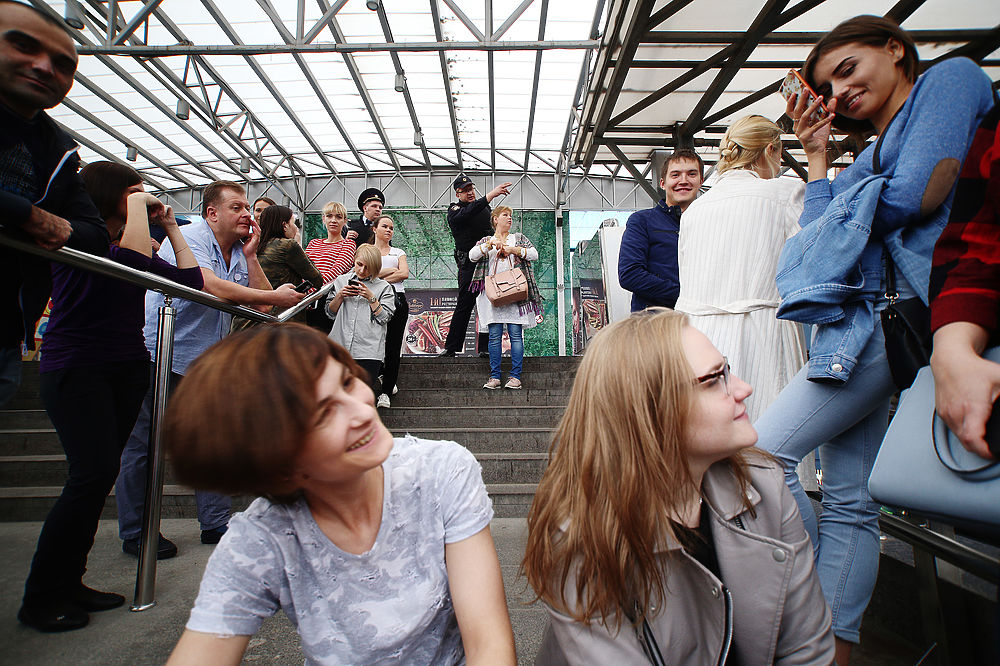 В Москве эвакуируют ТЦ и вокзалы после звонков "террористов"